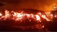 Lava ikimwagika kutoka kwenye mlima Nyiragongo