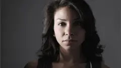Une femme qui regarde l'objectif