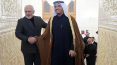 محمد بن عبدالرحمان آل ثانی، وزیر امور خارجه قطر پس از ورود به تهران با محمد جواد ظریف، وزیر خارجه ایران