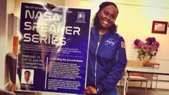 Nwaanyị na-anya ụgbọelu