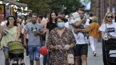Перехожі на Хрещатику у Києві