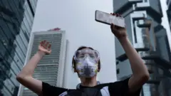 Manifestante con su teléfono móvil.
