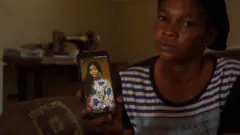 mère qui montre la photo de sa fille