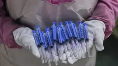 Mid ka mid shalaaha warshada oo ku uda jira shaqada sameynta Irbadaha