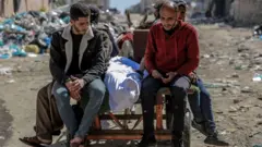 Warga Gaza ditembaki tentara Israel saat mengambil bantuan