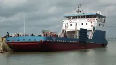 বাংলাদেশে ভিআইপি যাতয়াতের জন্য গণপরিবহণে সাধারণ মানুষের হয়রানির ঘটনা নতুন নয়