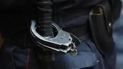 Наручники, дубинка и пистолет в кобуре