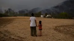 Türkiye'deki orman yangınlarından etkilenen bir anne ve kızı.