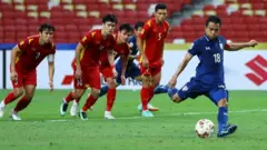 Gần cuối trận, Chanathip Songkrasin sút hỏng penalty cho Thái Lan