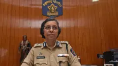 रश्मी शुक्ला, पोलीस, देवेंद्र फडणवीस