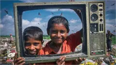 বাংলাদেশের দর্শকদের টেলিভিশনে সেট টপ বক্স যুক্ত করতে হবে