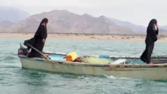 يمنيتان تواجهان البر والبحر سعيا للرزق