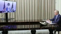 ভিডিও লিংকে মার্কিন প্রেসিডেন্ট জো বাইডেন ও রুশ প্রেসিডেন্ট ভ্লাদিমির পুতিনের বৈঠক