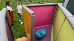 Жінка користується таким пісуаром у 6 разів швидше, аніж звичним туалетом