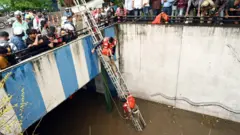 अंडरपास में बचाव अभियान