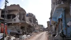 دغه احتجاجیان وايي، د ضرب عضب په نامه د پاکستان له پوځي عملیاتو مخکې په میرانشاه کې لږ تر لږه ۶۰۰۰ دکانونه وو، چې ډېری یې وران شوي دي