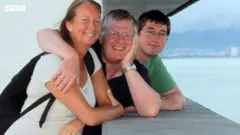 El hermano de Piet Ploeg, con su esposa e hijo