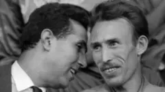 بومدين(يمين) انقلب على بن بلة