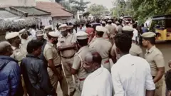 பதற்றத்தால் குவிக்கப்பட்ட போலீசார்.