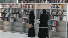 تواجه المرأة الخليجية بعض القيود التي تحد من حريتها
