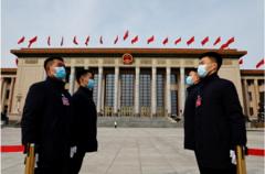 El 4 de marzo, día de inauguración de la Conferencia Consultiva Política del Pueblo Chino, personal de seguridad montó guardia frente al Gran Palacio del Pueblo en Beijing, China.