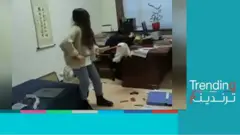 موظفة صينية تضرب رئيسها "المتحرش" بالممسحة!