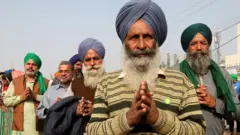 Un manifestant sikh âgé représente l'Ardas (culte sikh) à la frontière de Singhu pendant la manifestation. Des milliers d'agriculteurs du Pendjab, de l'Haryana et d'autres États se sont rassemblés pour la 28e journée de protestation contre la nouvelle loi agricole du gouvernement, demandant l'annulation de ces nouveaux projets de loi