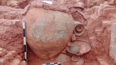 தூத்துக்குடி மாவட்டம் சிவகளையில் தோண்டப்பட்ட இடத்திலேயே முதுமக்கள் தாழி.