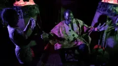KPG, raconte une histoire qui est diffusée en direct sur Facebook, à Ouagadougou, le 25 mars 2020.