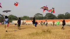 ঢাকার কেন্দ্রস্থলে সোহরাওয়ার্দী উদ্যান অনেকের কাছেই অবকাশ যাপনের একটি জায়গা