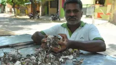 ஆணிகளை பிடுங்கி மரங்களை காப்பாற்றி வரும் தலைமை காவலர்