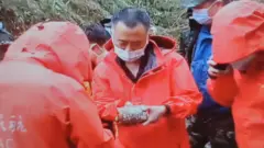 廣西梧州藤縣中國東航MU5735航班墜落事故墜落現場民航調查人員檢查現場發現的飛行記錄儀（新華社視頻截屏23/3/2022）