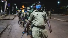 Abajejwe umutekano ba Uganda mu gikorwa co kwubahiriza umukwabu kubera coronavirus i Kampala mu mwaka uheze