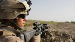 अफ़ग़ानिस्तान के हेलमंड प्रांत में तालिबान से युद्ध के दौरान अमेरिकी मरीन कॉर्पोरल स्पेन्सर कुक