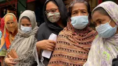 টিকা নিতে নারীদের লাইন
