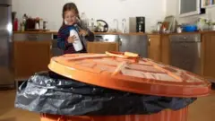 Fille avec des bouteilles dans les mains