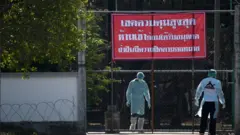 เจ้าหน้าที่ปฏิบัติงานที่ "ศูนย์ห่วงใยคนสาคร" หรือ รพ.สนาม ซึ่งตั้งอยู่ที่วัดโกรกกราก