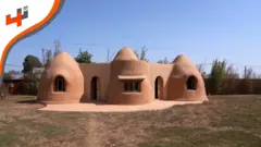 نتعرف على يونس وازري وهو مهندس ومؤسس شركة "إيكودو ماروك" للبناء الإيكولوجي والبنية التحتية وعلى منزل أشرف وعلى بنائه في كل مراحله والمواد الذي استخدمها مثل الخشب والتربة والقصب.