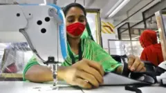 রাশিয়ায় বাংলাদেশি পণ্য রপ্তানির ৯৫ শতাংশই তেরি পোশাক খাতের দখলে রয়েছে এখন তারা রপ্তানি নিয়ে শঙ্কিত। (ফোইল ফটো)