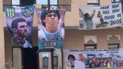 Casa com dois andares repletacasa de aposta que da bonus sem depositarcartazes pendurados homenageando Messi e Maradona