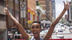 Zozibini Tunzi, watsindiye ikamba rya Miss Universe mu kwezi kwa cumi na kabiri mu mwaka ushize, yageze iwabo muri Afurika y'Epfo ndetse ubu ari mu kuzenguruka ibice bimwe by'igihugu mu kwishimira iryo kamba