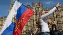Женщина с флагом России на фоне британского парламента