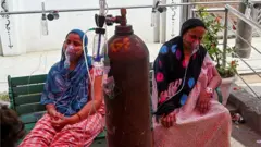 గురుద్వారా దగ్గర ఆక్సిజన్ తీసుకుంటున్న కోవిడ్ 19 బాధితులు