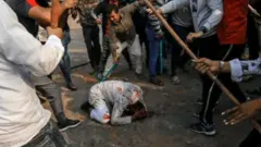 একজন মুসলমানকে নির্মমভাবে পেটানোর এই ছবিটা দিয়েই ভারতের রাজধানী দিল্লির সাম্প্রতিক দাঙাকে ব্যাখ্যা করা হতো। উত্তর-পূর্ব দিল্লির সেই হামলার পর বেঁচে আছেন মুহাম্মদ জুবায়ের।