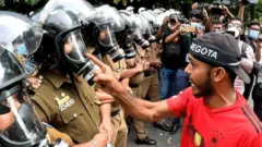 পুলিশের মুখোমুখি এক বিক্ষোভকারী।