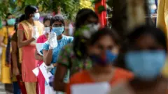 தேர்வு எழுத நிற்கும் தமிழக மாணவர்கள், மாதிரிப் படம்