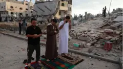 Warga Gaza salat Idul Fitri di seputar reruntuhan bangunan.