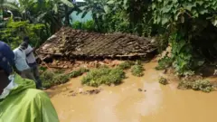 Abantu benshi bapfuye bagwiriwe n'inzu zabo