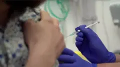 গবেষকরা বলছেন, ভ্যাকসিনটি দেহে অ্যান্টিবডি তৈরি করবে।