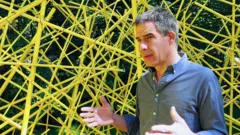Ricardo Cárdenas frente a una de sus esculturas.